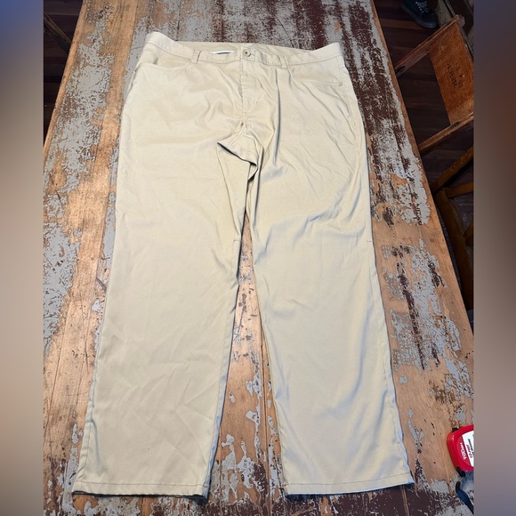 Tommy Bahama 42 x 30 men’s khaki casual pants. Super soft and super trendy.!! - Picture 1 of 5